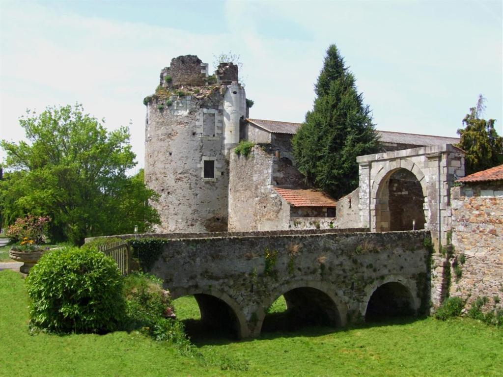 Chateau De La Galissonniere Bed and Breakfast Le Pallet Buitenkant foto